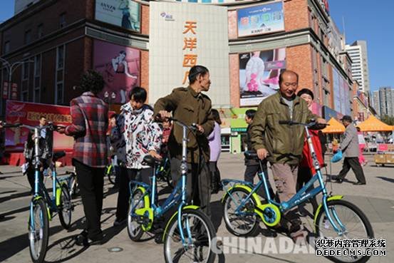 秦皇島市愛心企業(yè)向貧困家庭捐贈自行車