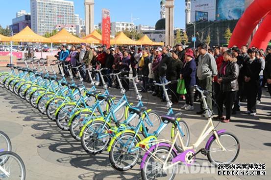 秦皇島市愛心企業(yè)向貧困家庭捐贈自行車