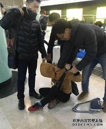女子地鐵內(nèi)手機(jī)被盜 熱心乘客合力擒賊